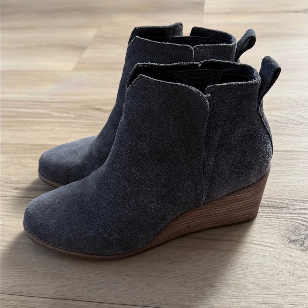 EUC - TOMS Kallie wedge ankle boots in gray suede. Size US 8